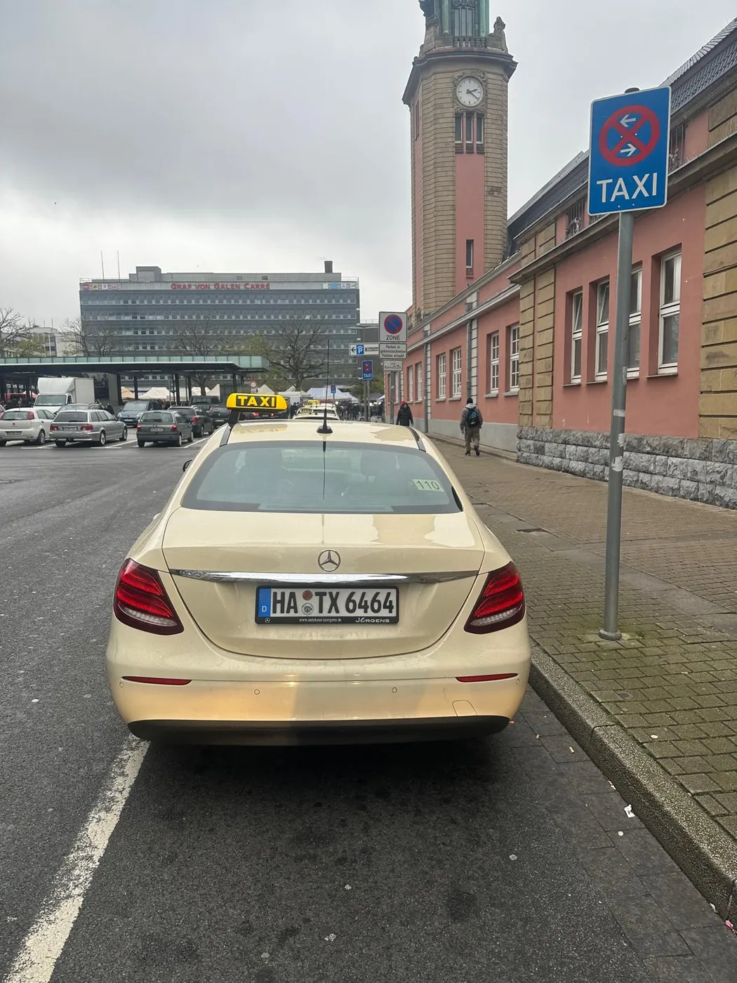 Taxi Teke am Taxistand vor dem Hagener Hauptbahnhof